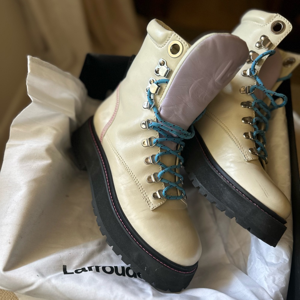 Larrodue Jordan Boots in Ivory/Violet
